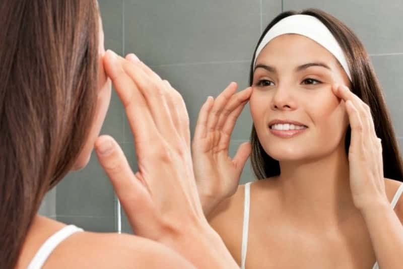 Nên tự chăm sóc mắt hay đi spa?